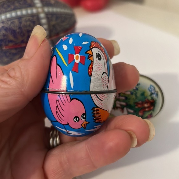 4 vintage tin Hong Kong & unmarked Easter egg candy container - Picture 2 of 12